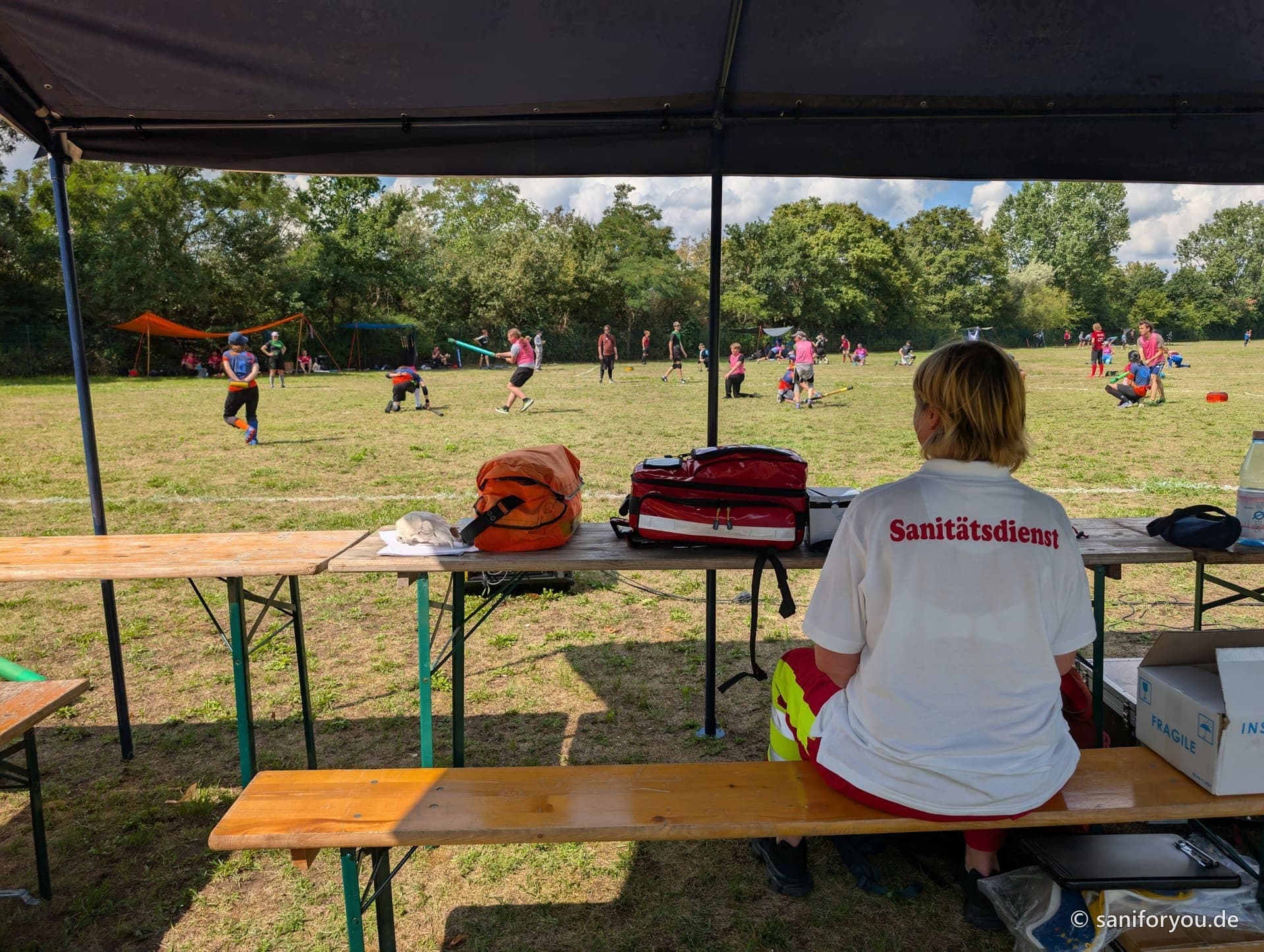 Sanitäter von SaniForYou sichern ein Jugger-Turnier auf einer Wiese ab